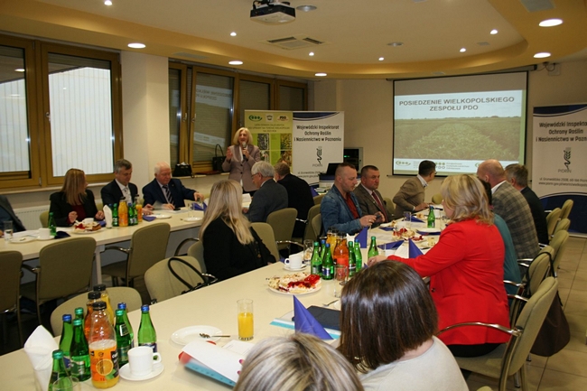 Zgromadzeni uczestnicy posiedzenia spotkali się w sali konferencyjnej Wojewódzkiego Inspektoratu Państwowej Inspekcji Ochrony Roślin i Nasiennictwa w Poznaniu. Zasiedli do stołu. Przyjęto porządek obrad