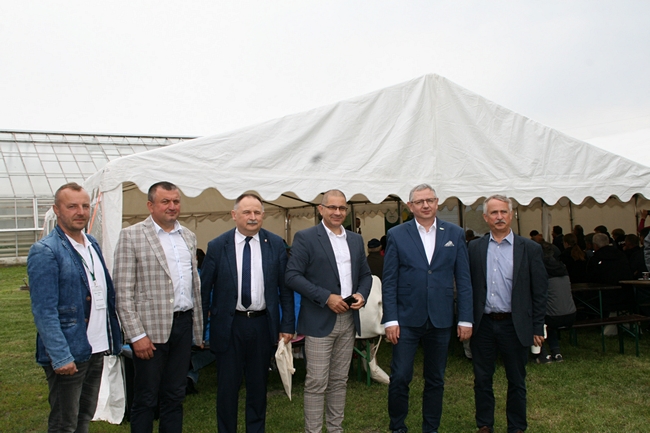 Do wspólnej fotografii stanęli, od lewej: Karol Torzyński (kierownik SDOO w Słupi Wielkiej), Rafał Cyfert (Dyrektor SDOO w Słupi Wielkiej), Bogusław Biernat (w-ce Starosta średzki), Piotr Mieloch (Burmistrz Środy Wlkp.), prof. dr hab. Henryk Bujak, Dyrektor COBORU, Marcin Behnke (z-ca dyrektora ds. badawczo-doświadczalnych)
