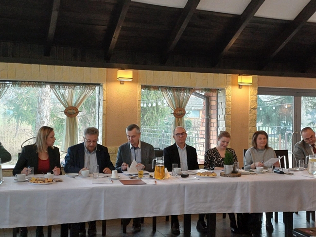 Zgromadzeni uczestnicy posiedzenia spotkali się w sali konferencyjnej. Zasiedli do stołu. Przyjęto porządek obrad.