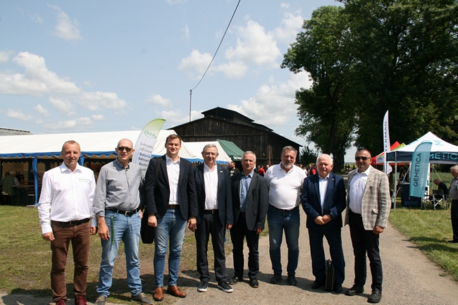 Do wspólnej fotografii stanęli, od lewej: Karol Torzyński (kierownik SDOO w Słupi Wielkiej), dr Adam Sitalski (Główny Hodowca KHBC), prof.dr.hab. Michał Kwiatek (Zastępca Dyrektora ds. Naukowych IHAR, prof. dr hab. Henryk Bujak (Dyrektor COBORU), Marcin Behnke (z-ca dyrektora ds. badawczo-doświadczalnych), dr inż. Jacek Rajewski (przewodniczący KZK PDO, członek zarządu KHBC sp. z o.o.), prof.dr.hab. Marek Mrówczyński (IOR -PIB w Poznaniu), Rafał Cyfert (Dyrektor SDOO w Słupi Wielkiej)